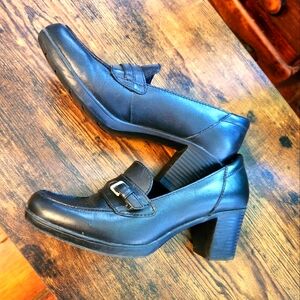 Clark's bendable heeled loafer in black